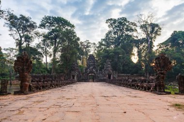 Siem Reap - 03 Ocak 2015: Angkor karmaşık üzerinde 03 Ocak 2015 yılında Siem Reap, Kamboçya Preah Khan tapınakta yol.