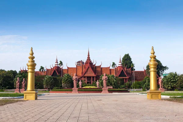 Pnom Penh, 23 Aralık 2014: Park ve Kamboçya Ulusal Müzesi Pnom Penh üzerinde 23 Aralık 2014 Pnom Penh, Kamboçya'da. Başkenti ve en büyük şehri Kamboçya Pnom Penh mı.