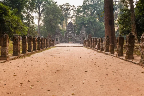 Siem Reap - 03 Ocak 2015: Angkor karmaşık üzerinde 03 Ocak 2015 yılında Siem Reap, Kamboçya Preah Khan tapınakta yol.