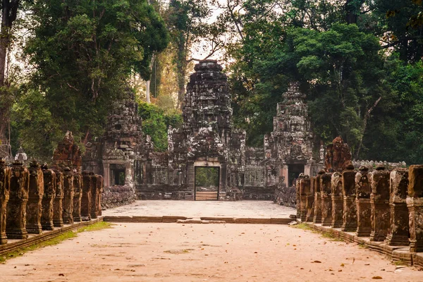 Siem Reap - 03 Ocak 2015: Angkor karmaşık üzerinde 03 Ocak 2015 yılında Siem Reap, Kamboçya Preah Khan tapınakta yol.
