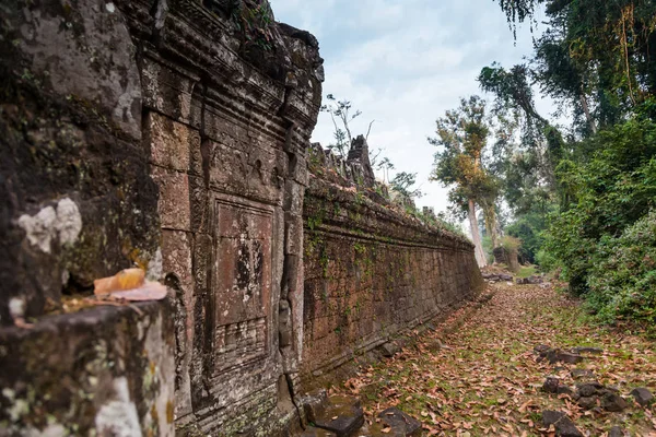 Siem Reap - 03 Ocak 2015: Angkor karmaşık üzerinde 03 Ocak 2015 yılında Siem Reap, Kamboçya Preah Khan tapınakta tarihi kalıntıları.