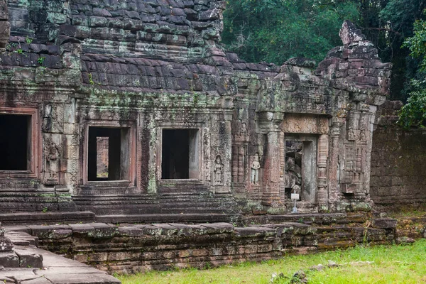 Siem Reap - 03 Ocak 2015: Angkor karmaşık üzerinde 03 Ocak 2015 yılında Siem Reap, Kamboçya Preah Khan tapınakta tarihi kalıntıları.