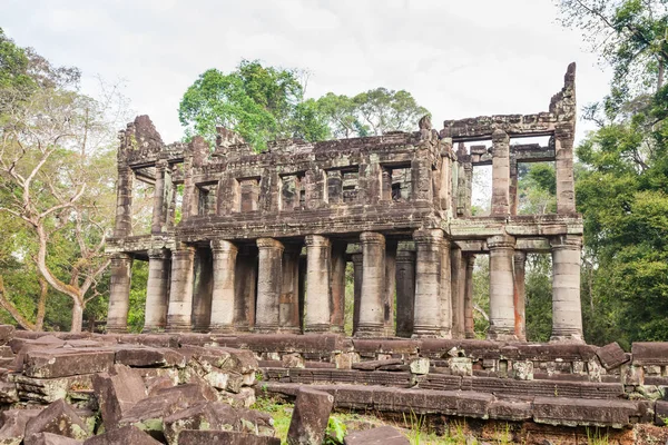 Siem Reap - 03 Ocak 2015: Angkor karmaşık yakınındaki üzerinde 03 Ocak 2015 yılında Siem Reap, Kamboçya Preah Khan tapınakta tarihi kalıntıları.
