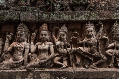 Siem Reap - 04 Ocak 2015: Tarihi kalıntıları ile süslü taş oymalar Bayon Tapınağı Angkor karmaşık üzerinde 04 Ocak 2015 Siem Reap, Kamboçya'da.