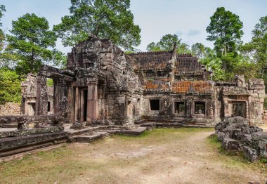 Siem Reap - 04 Ocak 2015: Tarihi kalıntıları ile süslü taş oymalar Ta Prohm Tapınağı Angkor karmaşık üzerinde 04 Ocak 2015 Siem Reap, Kamboçya'da.
