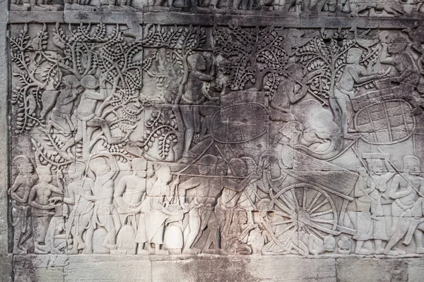 Siem Reap - 04 Ocak 2015: Tarihi kalıntıları ile süslü taş oymalar Bayon Tapınağı Angkor karmaşık üzerinde 04 Ocak 2015 Siem Reap, Kamboçya'da.