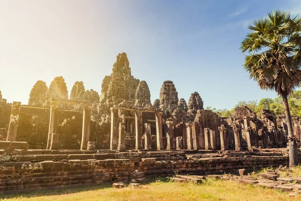 Siem Reap - 04 Ocak 2015: Bayon Tapınağı Angkor karmaşık yakınındaki üzerinde 04 Ocak 2015 Siem Reap, Kamboçya'da, tarihi kalıntıları.