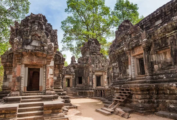 Siem Reap - 04 Ocak 2015: Tarihi kalıntıları ile karmaşık üzerinde 04 Ocak 2015 yılında Siem Reap, Kamboçya Angkor, süslü taş oymalar.