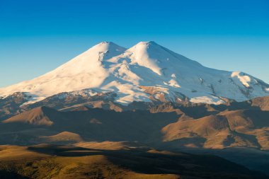Güzel manzara manzara Elbruz Dağı - Avrupa'nın en yüksek Dağı. Sonbahar sezonu anda Kafkas Dağları.