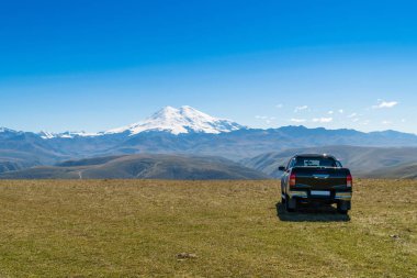 Güzel manzaralı Elbruz Dağı - Avrupa'nın en yüksek Dağı yakınlarında Kafkasya dağlarının arabaya almak.