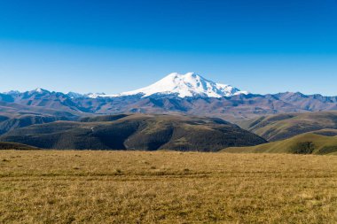 Güzel manzara manzara Elbruz Dağı - Avrupa'nın en yüksek Dağı. Sonbahar sezonu anda Kafkas Dağları.