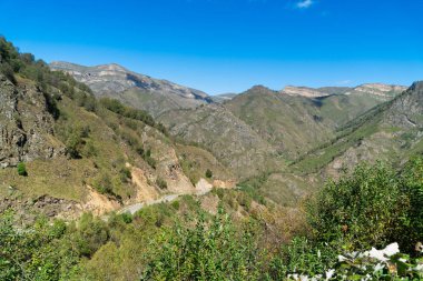 Elbruz Dağı - Avrupa'nın en yüksek Dağı yakınlarında Kafkasya dağlarının güzel manzaralı.