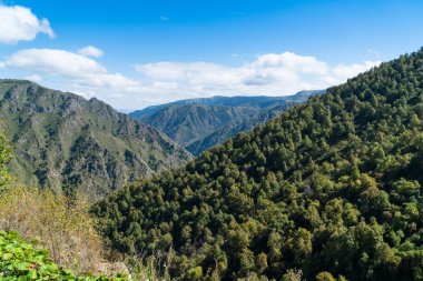 Elbruz Dağı - Avrupa'nın en yüksek Dağı yakınlarında Kafkasya dağlarının güzel manzaralı.