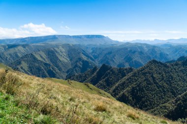 Elbruz Dağı - Avrupa'nın en yüksek Dağı yakınlarında Kafkasya dağlarının güzel manzaralı.