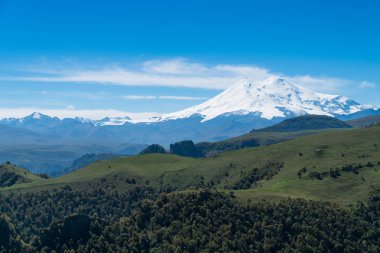 Güzel manzara manzara Elbruz Dağı - Avrupa'nın en yüksek Dağı. Sonbahar sezonu anda Kafkas Dağları.