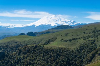 Güzel manzara manzara Elbruz Dağı - Avrupa'nın en yüksek Dağı. Sonbahar sezonu anda Kafkas Dağları.