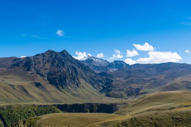 Elbruz Dağı - Avrupa'nın en yüksek Dağı yakınlarında Kafkasya dağlarının güzel manzaralı.