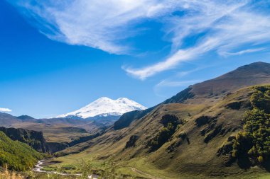 Elbruz Dağı - Avrupa'nın en yüksek Dağı yakınlarında Kafkasya dağlarının güzel manzaralı.