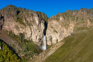 Elbruz Dağı - Avrupa'nın en yüksek Dağı yakınlarında Kafkasya dağlarının güzel manzaralı.