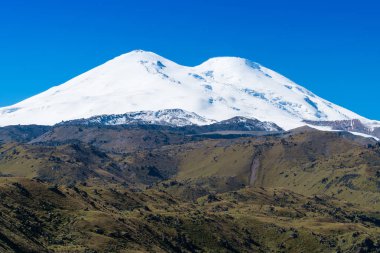 Güzel manzara manzara Elbruz Dağı - Avrupa'nın en yüksek Dağı. Sonbahar sezonu anda Kafkas Dağları.