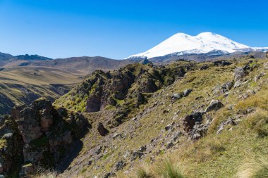 Elbruz Dağı - Avrupa'nın en yüksek Dağı yakınlarında Kafkasya dağlarının güzel manzaralı.