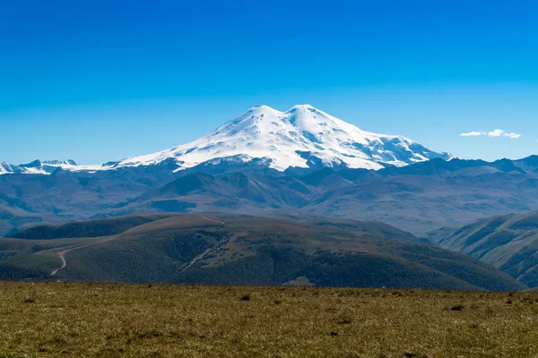 Güzel manzara manzara Elbruz Dağı - Avrupa'nın en yüksek Dağı. Sonbahar sezonu anda Kafkas Dağları.