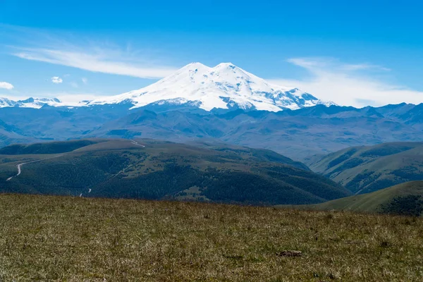 Güzel manzara manzara Elbruz Dağı - Avrupa'nın en yüksek Dağı. Sonbahar sezonu anda Kafkas Dağları.