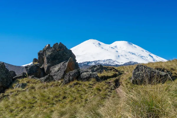 Elbruz Dağı Avrupa Nın Yüksek Dağı Yakınlarında Kafkasya Dağlarının Güzel — Stok fotoğraf