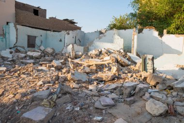 Şehirde yıkılan bina. Savaş trajedisi.