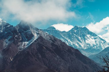 Himalaya dağları Himalaya, Nepal 'deki Everest Sahil Kampı' ndaki patikadan manzaralı. Everest ve Lhotse görünümü.