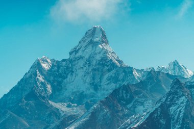 Himalaya güzelliği, ama Dablam manzarası Himalaya, Nepal 'deki Everest Ana Kampı' ndaki patikadan. Himalaya manzarası ve dağ manzarası.