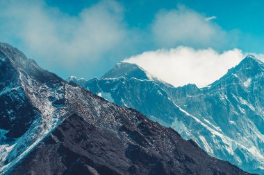 Himalaya dağları Himalaya, Nepal 'deki Everest Sahil Kampı' ndaki patikadan manzaralı. Everest ve Lhotse görünümü.