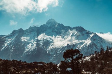 Himalaya, Nepal 'deki Everest Saha Kampı' nda güzel Khumbu vadisi manzarası. Himalaya manzarası ve dağ manzarası.