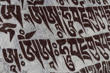 Nepal 'deki Everest ana kampına giderken taşın üzerinde Budist dua sembolleri var.