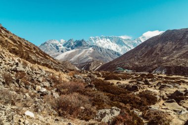 Himalaya, Nepal 'deki Everest Saha Kampı' nda güzel Khumbu vadisi manzarası. Himalaya manzarası ve dağ manzarası.