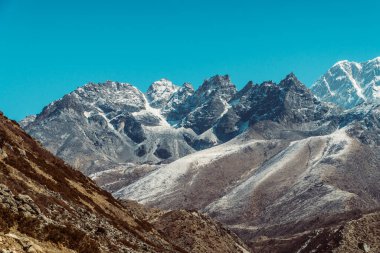 Himalaya, Nepal 'deki Everest Saha Kampı' nda güzel Khumbu vadisi manzarası. Himalaya manzarası ve dağ manzarası.