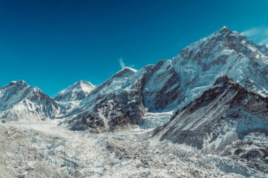 Himalaya, Nepal 'deki Everest Ana Kampı' nda güzel Khumbu buzulları manzarası. Himalaya manzarası ve dağ manzarası.