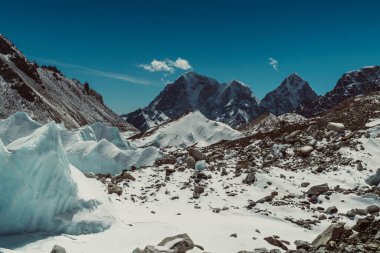 Himalaya, Nepal 'deki Everest Ana Kampı' nda güzel Khumbu buzulları manzarası. Himalaya manzarası ve dağ manzarası.