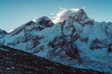 Güzel Everest ve Nuptse dağları Himalaya, Nepal 'deki Everest Ana Kampı' ndaki patikadan manzara oluşturur. Everest ve Lhotse görünümü.
