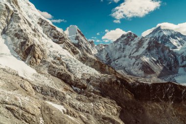 Güzel Everest ve Nuptse dağları Himalaya, Nepal 'deki Everest Ana Kampı' ndaki patikadan manzara oluşturur. Everest ve Lhotse görünümü.