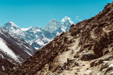 Himalaya, Nepal 'deki Everest Saha Kampı' nda güzel Khumbu vadisi manzarası. Himalaya manzarası ve dağ manzarası.
