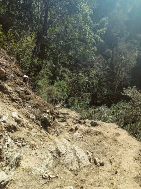 Himalaya, Nepal 'deki Everest Ana Kampı' ndaki Khumbu Vadisi 'ndeki patika. Himalaya manzarası ve dağ manzarası.