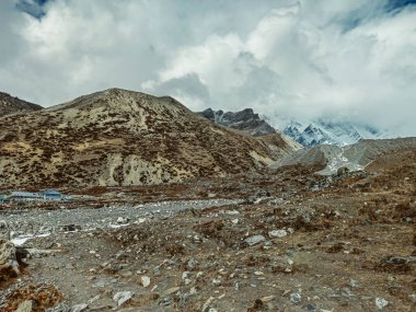 Himalaya, Nepal 'deki Everest Saha Kampı' nda güzel Khumbu vadisi manzarası. Himalaya manzarası ve dağ manzarası.