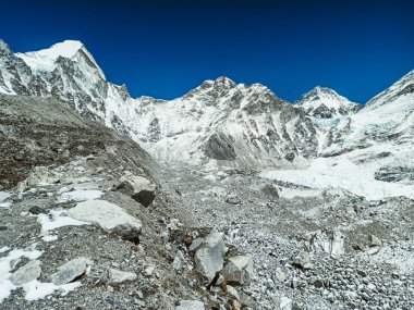 Himalaya, Nepal 'deki Everest Ana Kampı' nda güzel Khumbu buzulları manzarası. Himalaya manzarası ve dağ manzarası.