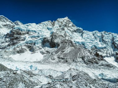 Himalaya, Nepal 'deki Everest Ana Kampı' nda güzel Khumbu buzulları manzarası. Himalaya manzarası ve dağ manzarası.