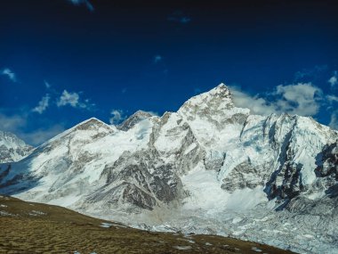 Güzel Everest ve Nuptse dağları Himalaya, Nepal 'deki Everest Ana Kampı' ndaki patikadan manzara oluşturur. Everest ve Lhotse görünümü.