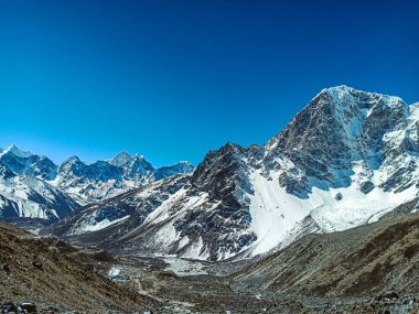 Himalaya, Nepal 'deki Everest Saha Kampı' nda güzel Khumbu vadisi manzarası. Himalaya manzarası ve dağ manzarası.