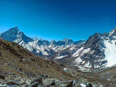 Himalaya, Nepal 'deki Everest Saha Kampı' nda güzel Khumbu vadisi manzarası. Himalaya manzarası ve dağ manzarası.