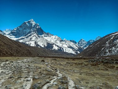 Himalaya, Nepal 'deki Everest Saha Kampı' nda güzel Khumbu vadisi manzarası. Himalaya manzarası ve dağ manzarası.