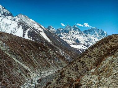 Himalaya, Nepal 'deki Everest Saha Kampı' nda güzel Khumbu vadisi manzarası. Himalaya manzarası ve dağ manzarası.